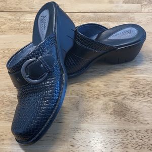 Beautiful Clarks Artisan collection black woven